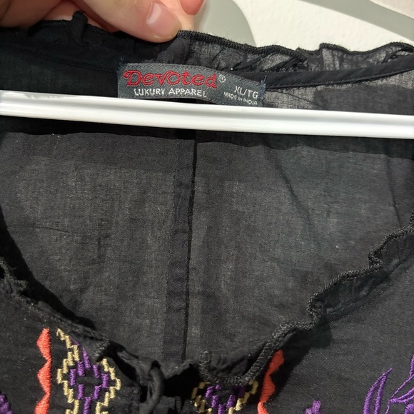 🎉4/30$🎉 Black Embellished Blouse with Relaxed Fit PTP 21in🖤 - Picture 2 of 4